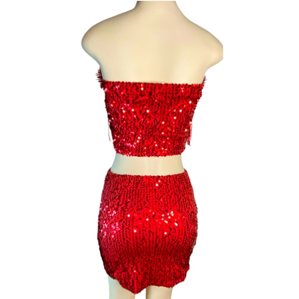 LOVE ON A HANGER Christmas Red Sequin Tinsel Crop Top & Skirt Women's
Size Small - Picture 2 of 8